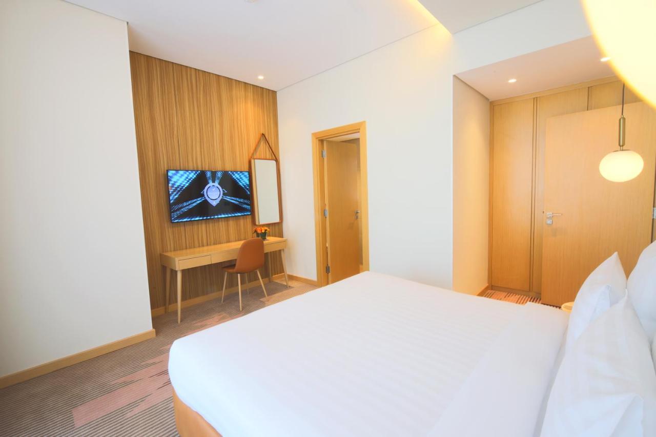Novotel Jumeirah Village Triangle Дубай Екстериор снимка