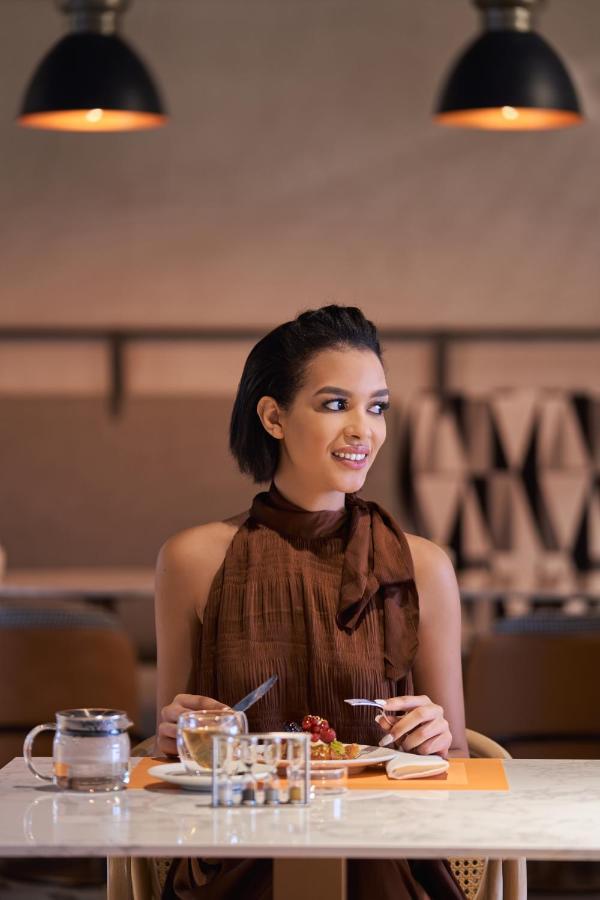Novotel Jumeirah Village Triangle Дубай Екстериор снимка