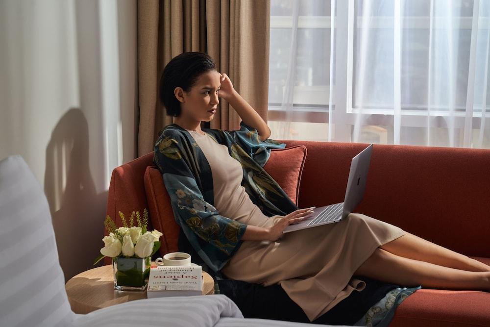 Novotel Jumeirah Village Triangle Дубай Екстериор снимка