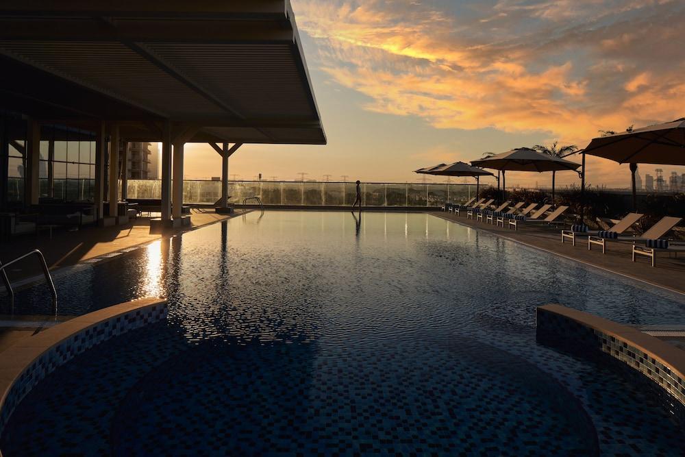 Novotel Jumeirah Village Triangle Дубай Екстериор снимка
