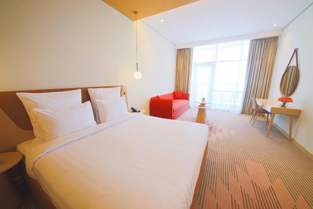Novotel Jumeirah Village Triangle Дубай Екстериор снимка